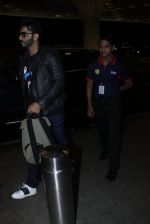 Arjun Kapoor snapped at the airport on 1st Aug 2016 (17)_579ec073eb10b.JPG