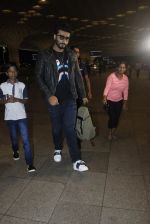 Arjun Kapoor snapped at the airport on 1st Aug 2016 (19)_579ec07657b04.JPG