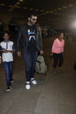 Arjun Kapoor snapped at the airport on 1st Aug 2016 (20)_579ec0777d845.JPG