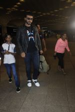 Arjun Kapoor snapped at the airport on 1st Aug 2016 (21)_579ec0786b833.JPG