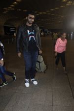 Arjun Kapoor snapped at the airport on 1st Aug 2016 (22)_579ec0792e58b.JPG