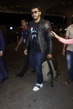 Arjun Kapoor snapped at the airport on 1st Aug 2016 (23)_579ec079d3d56.JPG
