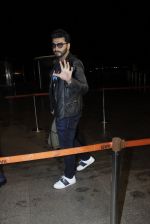 Arjun Kapoor snapped at the airport on 1st Aug 2016 (24)_579ec07a9b727.JPG