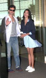 Hrithik Roshan and Pooja Hegde snapped as they leave for Hyderabad on 31st July 2016 (14)_579ee9e6907d7.JPG