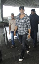 Akshay Kumar snapped at airport on 1st Aug 2016 (16)_57a0211775a32.JPG