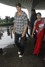 Akshay Kumar snapped at airport on 1st Aug 2016 (18)_57a0211a6bf10.JPG