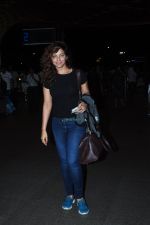 Neetu Chandra snapped at airport on 1st Aug 2016 (26)_57a03aad0684c.JPG