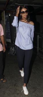 Pooja Hegde snapped at airport on 1st Aug 2016 (4)_57a02124ad261.JPG