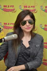 Kanika Kapoor at Radio Mirchi on 3rd Aug 2016 (1)_57a2ffc490ed6.JPG