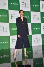 Sonam Kapoor at Oppo F1s mobile launch in Mumbai on 3rd Aug 2016 (36)_57a2b7232bfbd.jpg