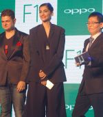 Sonam Kapoor at Oppo F1s mobile launch in Mumbai on 3rd Aug 2016 (4)_57a2b71abe9e8.jpg