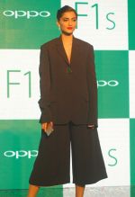 Sonam Kapoor at Oppo F1s mobile launch in Mumbai on 3rd Aug 2016 (7)_57a2b71c07b8b.jpg