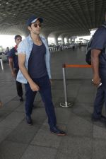 Hrithik Roshan snapped at airport on 4th Aug 2016 (11)_57a440a6483ea.JPG