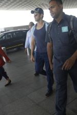 Hrithik Roshan snapped at airport on 4th Aug 2016 (8)_57a44097d2714.JPG