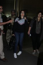Karisma Kapoor snapped at airport on 4th Aug 2016 (31)_57a440fd22838.JPG