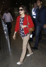 Madhuri Dixit snapped at airport on 6th Aug 2016 (2)_57a73787e221d.JPG