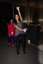 Shraddha Kapoor leave for Half Girlfriend shoot in Cape Town snapped at airport on 8th Aug 2016 (27)_57a94cb622147.JPG