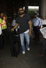 Sunil Shetty snapped at airport on 8th Aug 2016 (35)_57a94c867c916.JPG