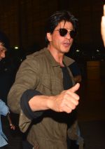 Shah Rukh Khan leaves with family on 10th Aug 2016 (21)_57ac49e73017a.JPG