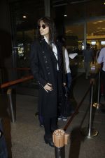 Sonam Kapoor snapped at airport on 10th Aug 2016 (57)_57ac44e72445a.JPG