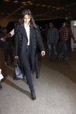 Sonam Kapoor snapped at airport on 10th Aug 2016 (59)_57ac44e9e4b78.JPG