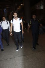 Sushant Singh Rajput snapped at airport on 11th Aug 2016 (17)_57ad9704a64af.JPG