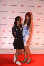 at h&m mubai launch on 11th Aug 2016 (157)_57af3589bbe7a.JPG