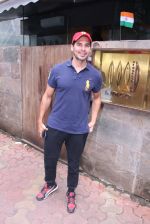 Dino Morea snapped post lunch on 15th Aug 2016 (5)_57b2bde6639c7.JPG