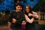 Sonakshi Sinha on the sets of The Kapil Sharma Show on 16th Aug 2016 (3)_57b47b48a9ec0.jpg