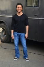 Tiger Shroff snapped in Mumbai on 16th Aug 2016 (2)_57b3d820e00a3.jpg