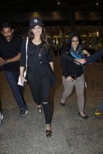 Sonakshi Sinha snapped at airport on 17th Aug 2016 (17)_57b55554a17c2.JPG