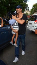Akshay Kumar take family out for movie at PVR juhu on 21st Aug 2016 (6)_57bacab29c391.JPG