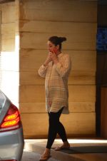 Kareena Kapoor snapped outside her home on 21st Aug 2016 (4)_57bac9ad1f900.JPG