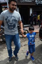 Raj Kundra snapped with family for lunch on 21st Aug 2016 (9)_57baca45bd7bb.JPG