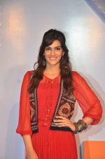 Kriti Sanon launches new mobile Gionee on 22nd Aug 2016 (10)_57bc0fb4b4bf6.JPG