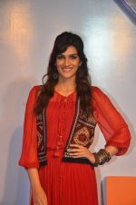 Kriti Sanon launches new mobile Gionee on 22nd Aug 2016 (11)_57bc0e8136d88.JPG
