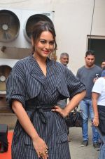 Sonakshi Sinha snapped in Mumbai on 22nd Aug 2016 (18)_57bc105be87fa.JPG