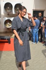 Sonakshi Sinha snapped in Mumbai on 22nd Aug 2016 (26)_57bc106fd0f21.JPG