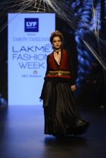 Kangana Ranaut walk the ramp for Tarun Tahiliani Show at Lakme Fashion Week 2016 on 23rd Aug 2016 (37)_57bd3b3940659.JPG