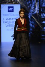 Kangana Ranaut walk the ramp for Tarun Tahiliani Show at Lakme Fashion Week 2016 on 23rd Aug 2016 (38)_57bd3b3b29aca.JPG