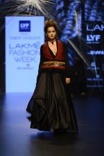 Kangana Ranaut walk the ramp for Tarun Tahiliani Show at Lakme Fashion Week 2016 on 23rd Aug 2016 (40)_57bd3b3fbe045.JPG