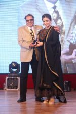 Raveena Tandon, Dharmendra at Entertainment Trade Awards on 23rd Aug 2016 (63)_57bd55b58bda4.JPG