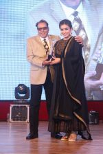 Raveena Tandon, Dharmendra at Entertainment Trade Awards on 23rd Aug 2016 (64)_57bd55b8dfaf6.JPG