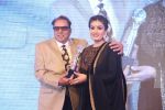 Raveena Tandon, Dharmendra at Entertainment Trade Awards on 23rd Aug 2016