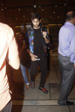 Sidharth Malhotra snapped at airport on 23rd Aug 2016 (20)_57bd461897976.JPG