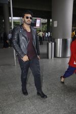 Arjun Kapoor back from cape town on 24th Aug 2016 (11)_57beb55787cb3.JPG