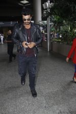 Arjun Kapoor back from cape town on 24th Aug 2016 (14)_57beb561e3493.JPG