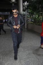 Arjun Kapoor back from cape town on 24th Aug 2016 (8)_57beb56553624.JPG
