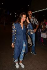 Alia Bhatt snapped at airport on 25th Aug 2016 (18)_57bff7a244942.JPG