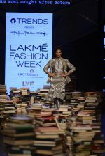 Jacqueline Fernandez walk the ramp for Rajesh Pratap Singh Show at Lakme Fashion Week 2016 on 27th Aug 2016 (10)_57c2db0428e09.JPG